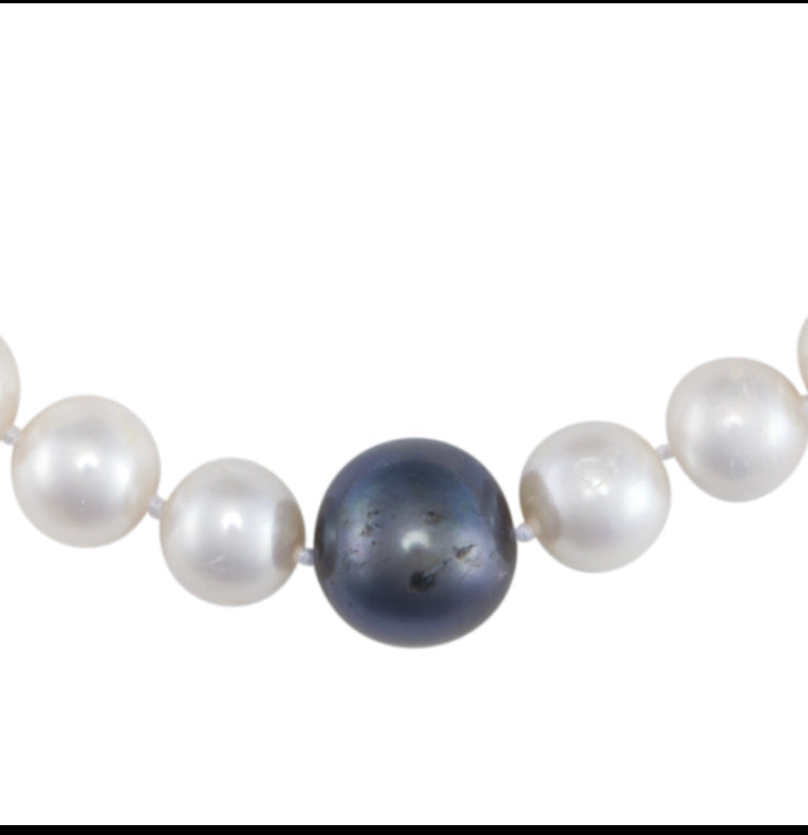 18" Freshwater Pearl Strand with Black Center Pearl